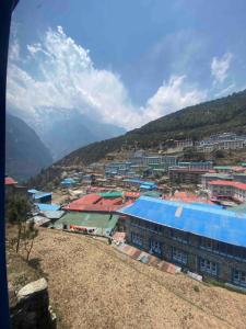 Nāmche BāzārHimalayan Lodge的享有拥有建筑和山脉的城市美景