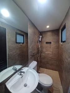 马尼拉ADB Tower - Loft Unit Hotel Vibe的一间带水槽和卫生间的浴室