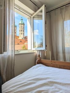 萨勒河畔瑙姆堡Spechtnest的一间卧室设有享有塔楼景致的窗户
