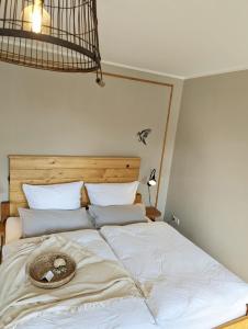 萨勒河畔瑙姆堡Spechtnest的一间卧室,配有一张床,上面有帽子