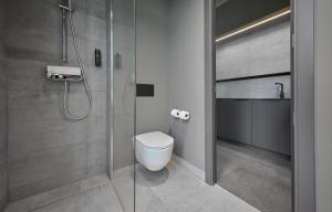 克洛滕Zleep Hotel Zürich-Kloten的一间带卫生间和玻璃淋浴间的浴室