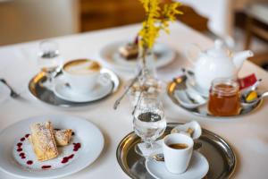鲁哈科维斯拉敦酒店的餐桌,盘子上放着食物和咖啡