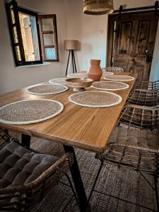 Zagorska SelaCountry home Lagom的一张长木桌子,四周摆放着九把椅子