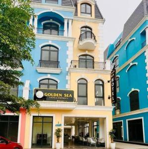 多森GOLDEN SEA HOTEL ***的一座彩色建筑,上面有金色的海标