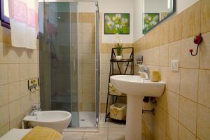 阿尔盖罗花卉别墅旅馆的一间带水槽和淋浴的浴室
