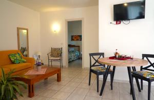 阿尔盖罗花卉别墅旅馆的客厅配有沙发和桌椅
