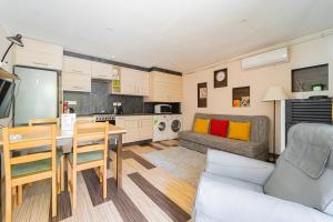 特勒克巴林特B48 Simplex - egyszinten, kényelmesen的厨房以及带桌子和沙发的客厅。