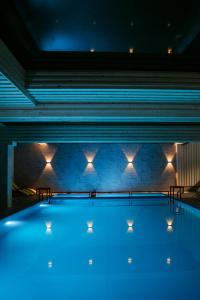 ChortkivГетьман Готель & SPA的墙上设有灯光的大型游泳池