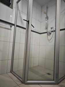 南迪Pacific FairPrice Share Room的浴室里设有玻璃门淋浴