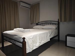 南迪Pacific FairPrice Share Room的一间卧室配有带白色床单和枕头的床。