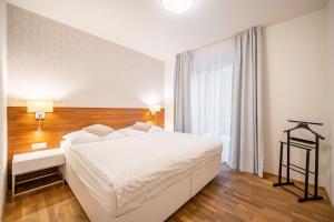 鲁哈科维斯Vila EVA的卧室设有一张白色大床和一扇窗户。