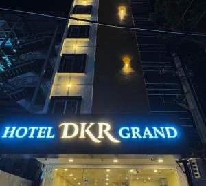 蒂鲁帕蒂HOTEL DKR GRAND的大楼前的宏伟标志