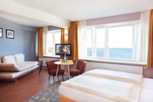 黑尔戈兰岛克拉西克公寓的酒店客房配有一张床铺和一张桌子。
