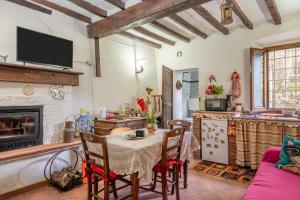 Casa di nonna Lina的客厅配有桌子和壁炉