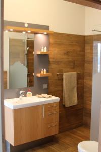 阿克雷里Private cottage, elegance & amazing view的一间带水槽和镜子的浴室