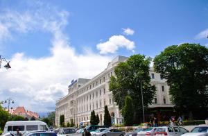 锡比乌大陆酒店的一条有汽车的城市街道上白色的大建筑