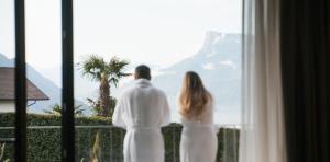 蒂鲁罗Hotel Paradies的一位新娘和新郎从窗外望向群山