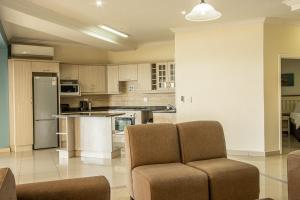乌旺戈海滩Saints View Resort Unit 14的一间配有沙发和椅子的厨房
