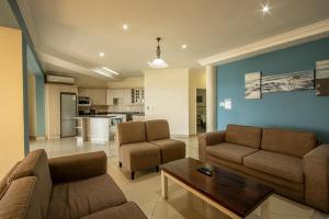 乌旺戈海滩Saints View Resort Unit 14的客厅配有两张沙发和一张咖啡桌