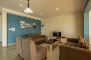 乌旺戈海滩Saints View Resort Unit 14的客厅配有两张沙发和一台电视机