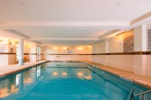 华纳罗宾斯沃纳罗宾斯万怡酒店的一个带游泳池的酒店客房内的大型游泳池