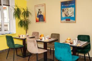 戛纳米斯特拉尔酒店的一间带桌椅和四柱床的用餐室