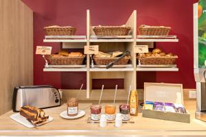 普罗旺斯地区萨隆Ace Hôtel Salon de Provence的面包柜台,提供糕点、烤面包机和面包