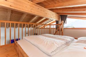 皮森多夫Beim Naglbauer的配有木天花板的客房内的两张床