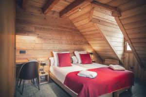 蒙乃第耶-勒潘Alliey & Spa Piscine Appart-hôtel Serre chevalier的小木屋内一间卧室,配有一张床