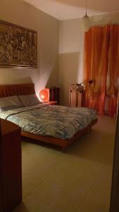 科森扎Luxury Room Cosenza的一间卧室配有一张床和一盏灯