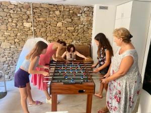 阿赫尔Escapada rural en família. Aventura i natura.的一群站在国际象棋比赛周围的妇女
