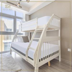 迪拜Impressive 3BR Villa-Akoya的客房内的白色双层床,带梯子