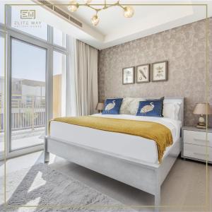 迪拜Impressive 3BR Villa-Akoya的一间卧室设有一张床和一个大窗户