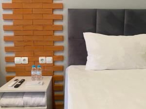 马贾伦卡Swiss-Belexpress Rest Area KM 164, Cipali的一间卧室设有一张床和砖墙