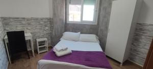 马亚达洪达埃斯科里亚尔旅馆的一间小卧室,配有床和窗户