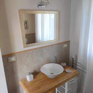 马里纳-迪-皮特拉桑塔la casa di Lillo的浴室设有白色水槽和镜子