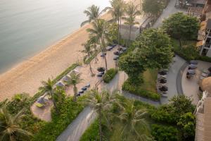 波普托Holiday Inn Resort Samui Bophut Beach, an IHG Hotel的享有棕榈树和遮阳伞海滩的上方景色