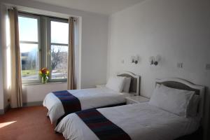 托明陶尔Hotel Square的酒店客房设有两张床和窗户。