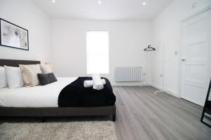 纽波特Modern 1 Bedroom - Caxton Place by Tŷ SA的白色卧室配有床和灯
