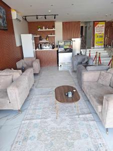 Sīdī Ḩamzahالبدر للشقق المخدومة的带沙发和咖啡桌的客厅