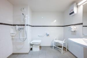 沙特尔沙特尔埃斯酒店的白色的浴室设有卫生间和水槽。