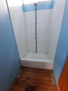 普诺Uros Titicaca UMA lodge的一间小浴室,内设卫生间