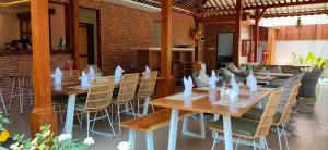 塞米亚克玛哈巴厘岛塔曼阿美萨别墅的用餐室配有桌椅和餐巾