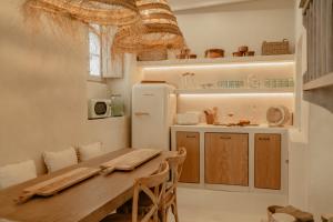 贝赫尔-德拉弗龙特拉EntreArcos Casa Eco-Boutique的厨房配有木桌和冰箱。