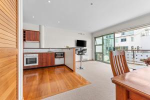 奥克兰Metro Retreat - Auckland Central Apartment的厨房配有桌子和台面