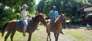 TongeOutback Retreat/Hotel, Ba Fiji的两个人在田野里骑马