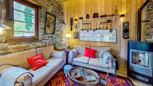 MolliaCa' Scocc, antica casa di montagna in Valsesia的客厅配有两张沙发和一台电视机