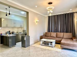 坎帕拉Amy Luxury Apartments In Munyonyo的带沙发的客厅和厨房