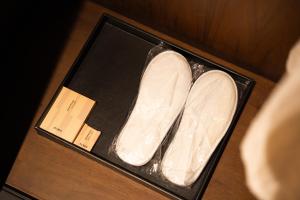 利雅德فندق الما ALMA Hotel的桌上一双白鞋