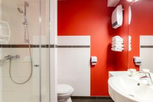 圣安德烈莱韦尔热特鲁瓦艾斯酒店的一间带红色墙壁、卫生间和水槽的浴室